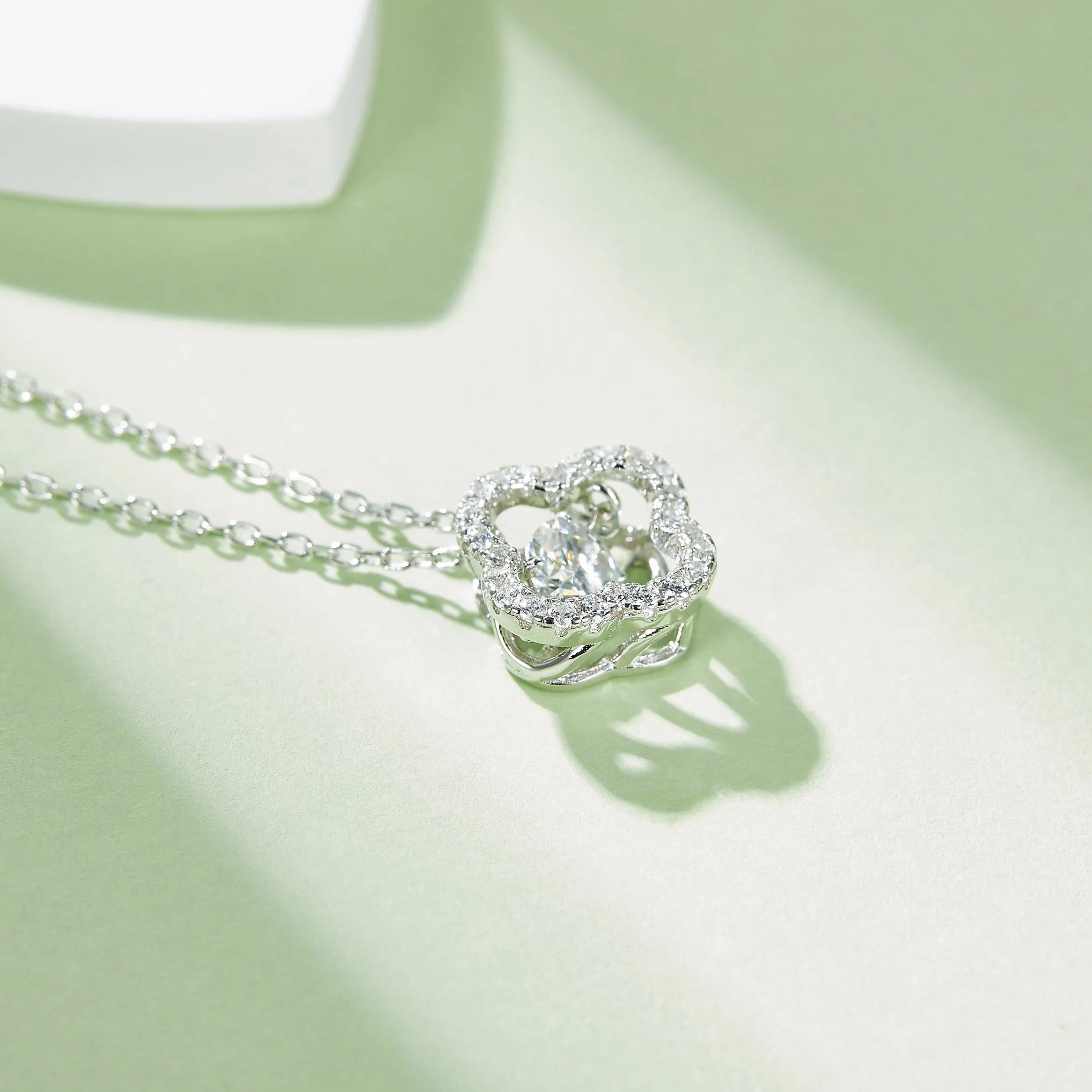 <tc>Collier Dansant – Die Kunst des Schmuckes in Bewegung</tc>